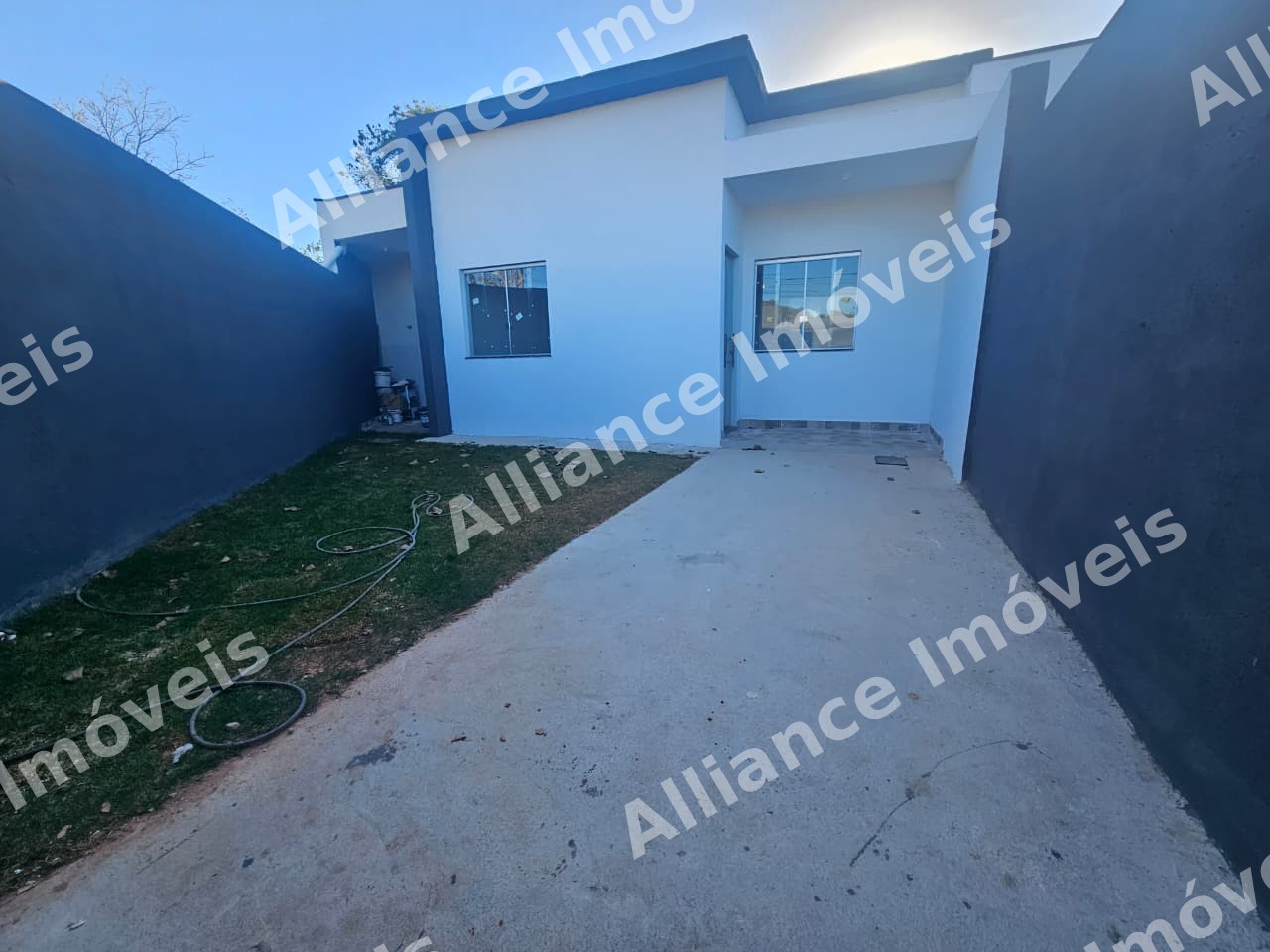 CASA 3 QUARTOS COM SUITE,TODA REBAIXADA EM GESSO,COM EXCELENTE ACABAMENTO