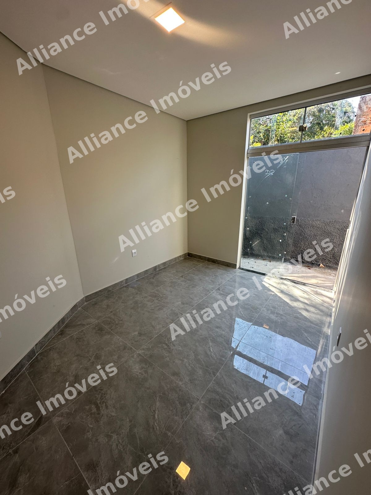 CASA 3 QUARTOS COM SUITE,TODA REBAIXADA EM GESSO,COM EXCELENTE ACABAMENTO